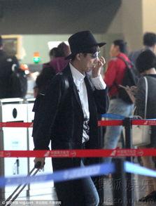 何炅机场爆料最新消息,明星动态大揭秘，最新消息抢先看！